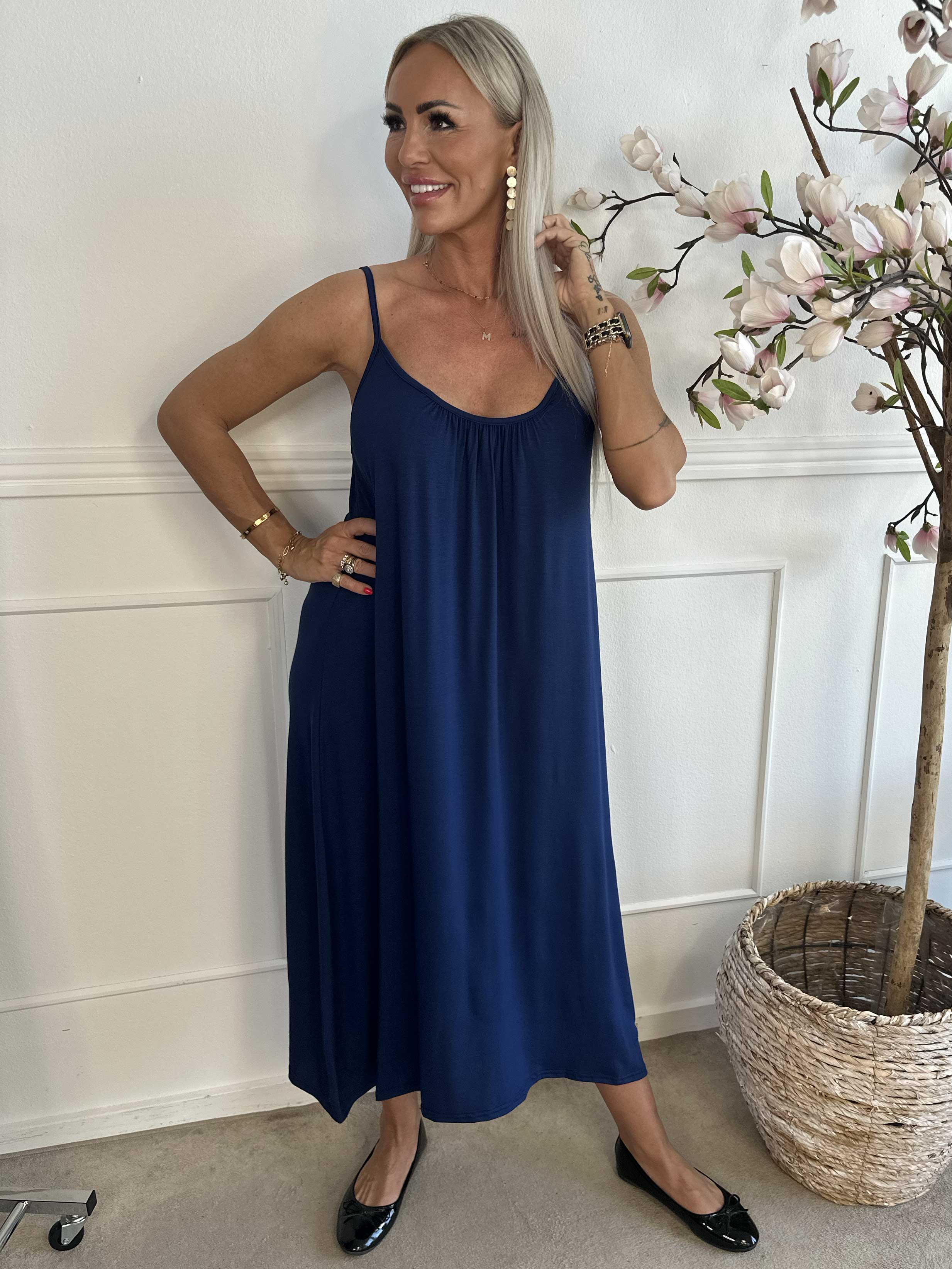 Olivia - Klänning med långa band i viskos